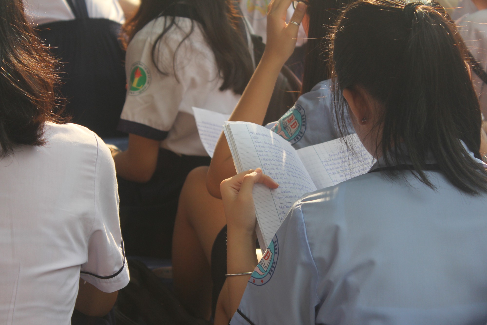 TP HCM: Thí sinh lo lắng đề môn Ngữ văn dễ, điểm chuẩn vào lớp 10 tăng cao - Ảnh 3. TP HCM: Thí sinh lo lắng đề môn Ngữ văn dễ, điểm chuẩn vào lớp 10 tăng cao - Ảnh 3.