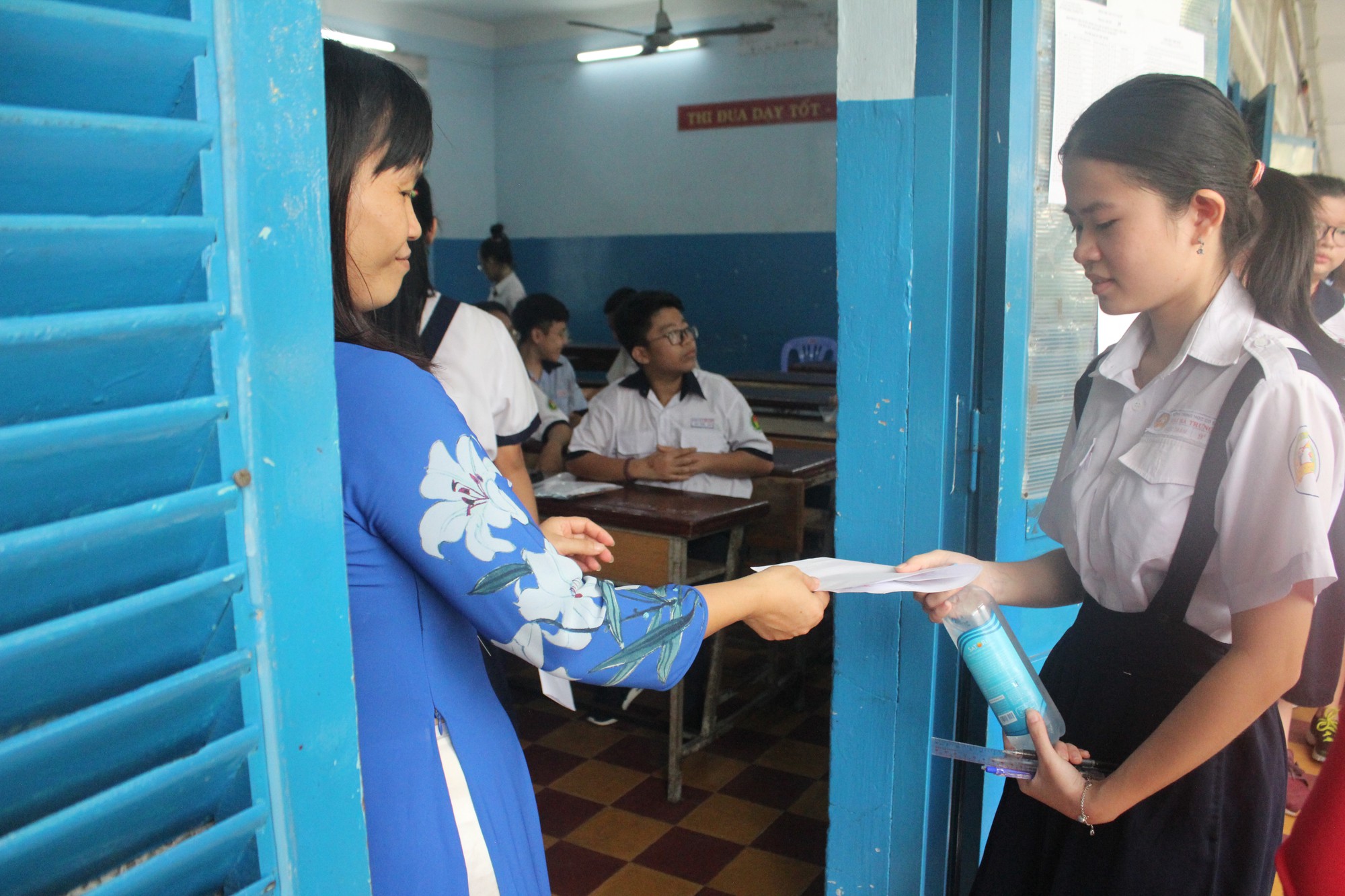 Thi vào lớp 10 tại TP HCM: Thí sinh tranh thủ ôn bài trước giờ vào phòng thi  - Ảnh 5.