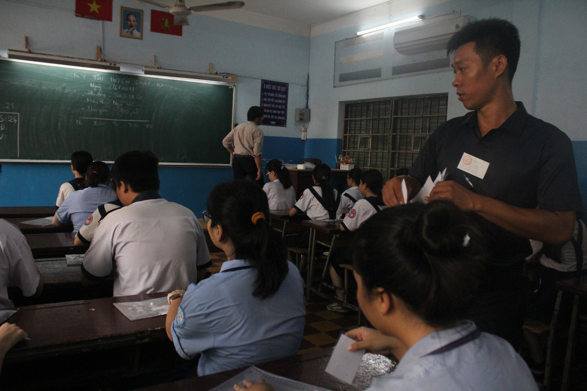 Thi vào lớp 10 tại TP HCM: Thí sinh tranh thủ ôn bài trước giờ vào phòng thi  - Ảnh 6.