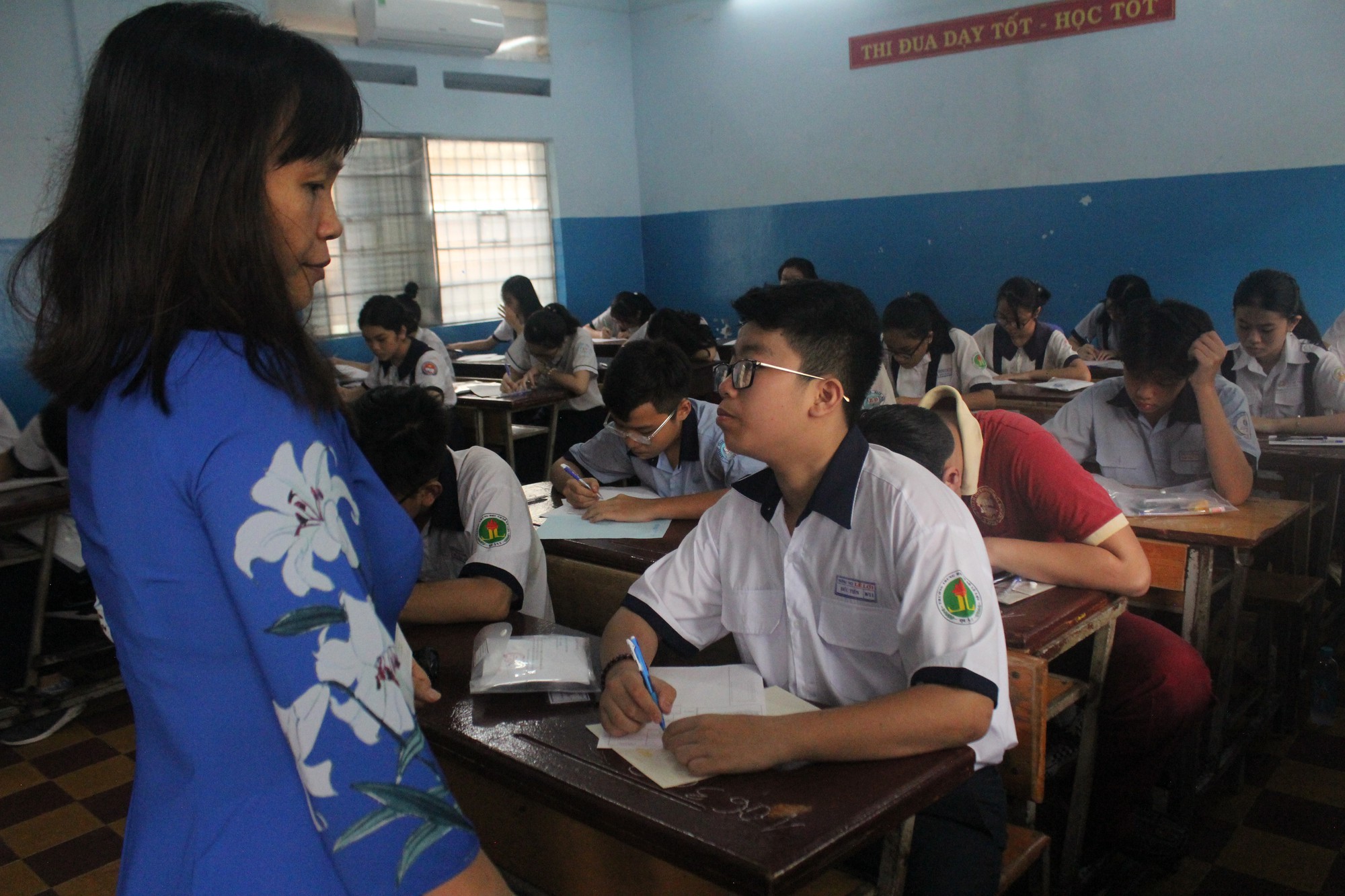 Kì thi vào lớp 10 năm 2019 tại TP HCM: Gần 800 thí sinh bỏ thi - Ảnh 1. Kì thi vào lớp 10 năm 2019 tại TP HCM: Gần 800 thí sinh bỏ thi - Ảnh 1.
