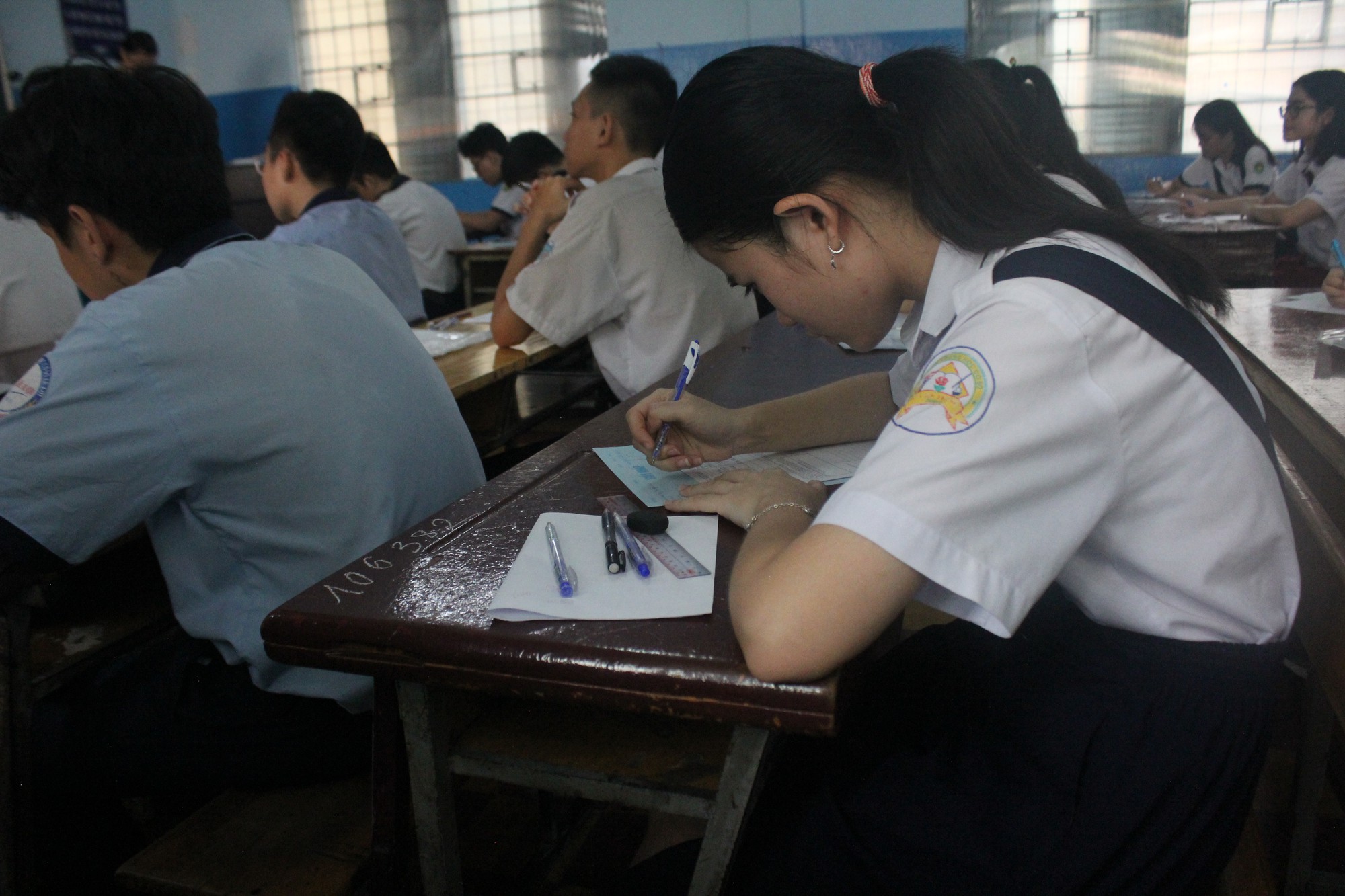 Thi vào lớp 10 tại TP HCM: Thí sinh tranh thủ ôn bài trước giờ vào phòng thi  - Ảnh 8.