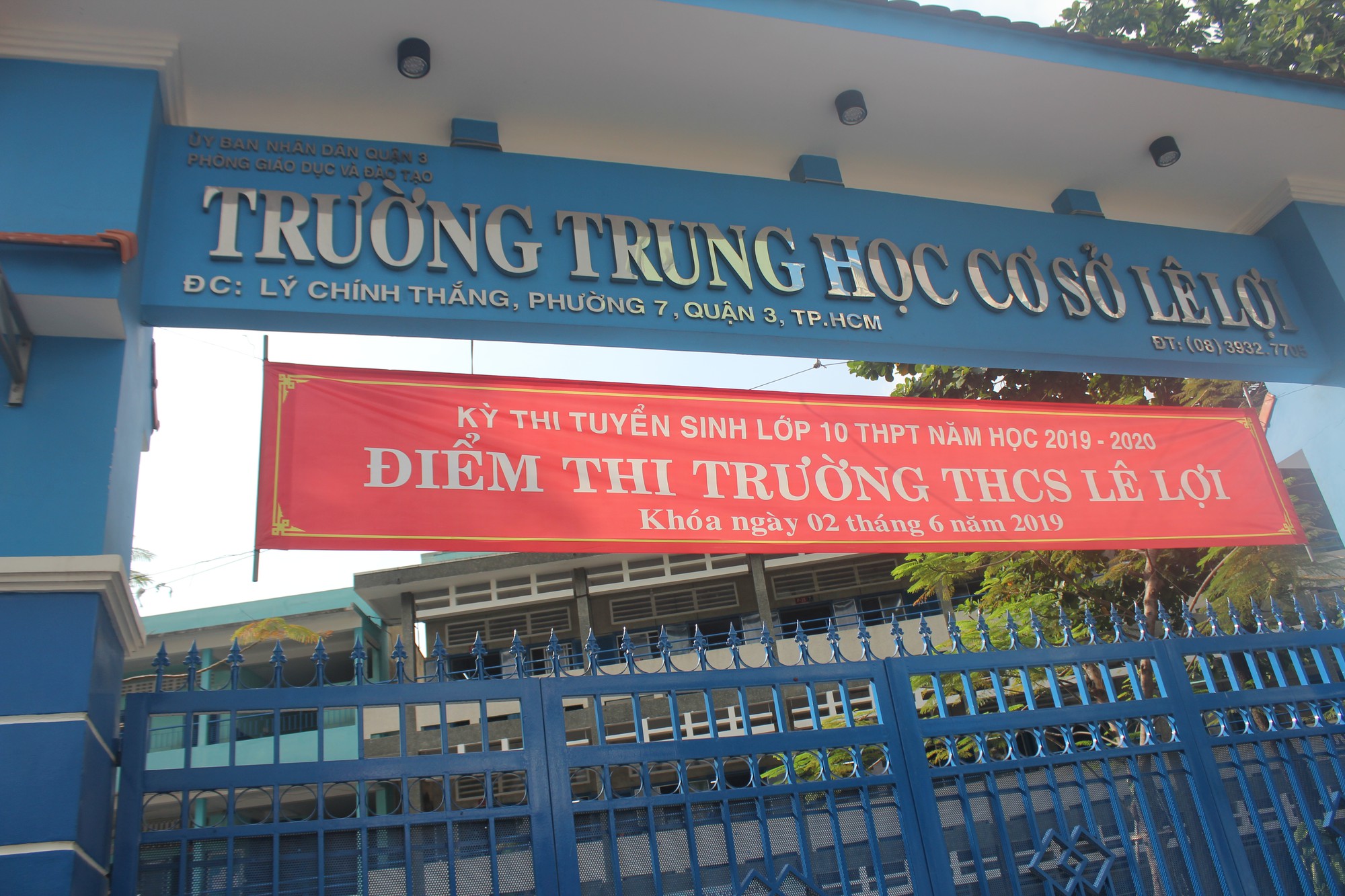 Thi vào lớp 10 tại TP HCM: Thí sinh tranh thủ ôn bài trước giờ vào phòng thi  - Ảnh 9.