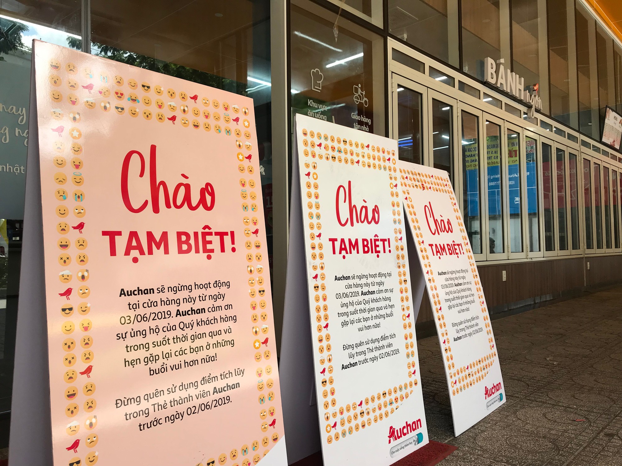 Cảnh bánh kẹo, hóa mĩ phẩm ở siêu thị Auchan bị khách trộm cắp, xé bao bì trong ngày mở cửa cuối cùng trước khi rút về Pháp - Ảnh 13.