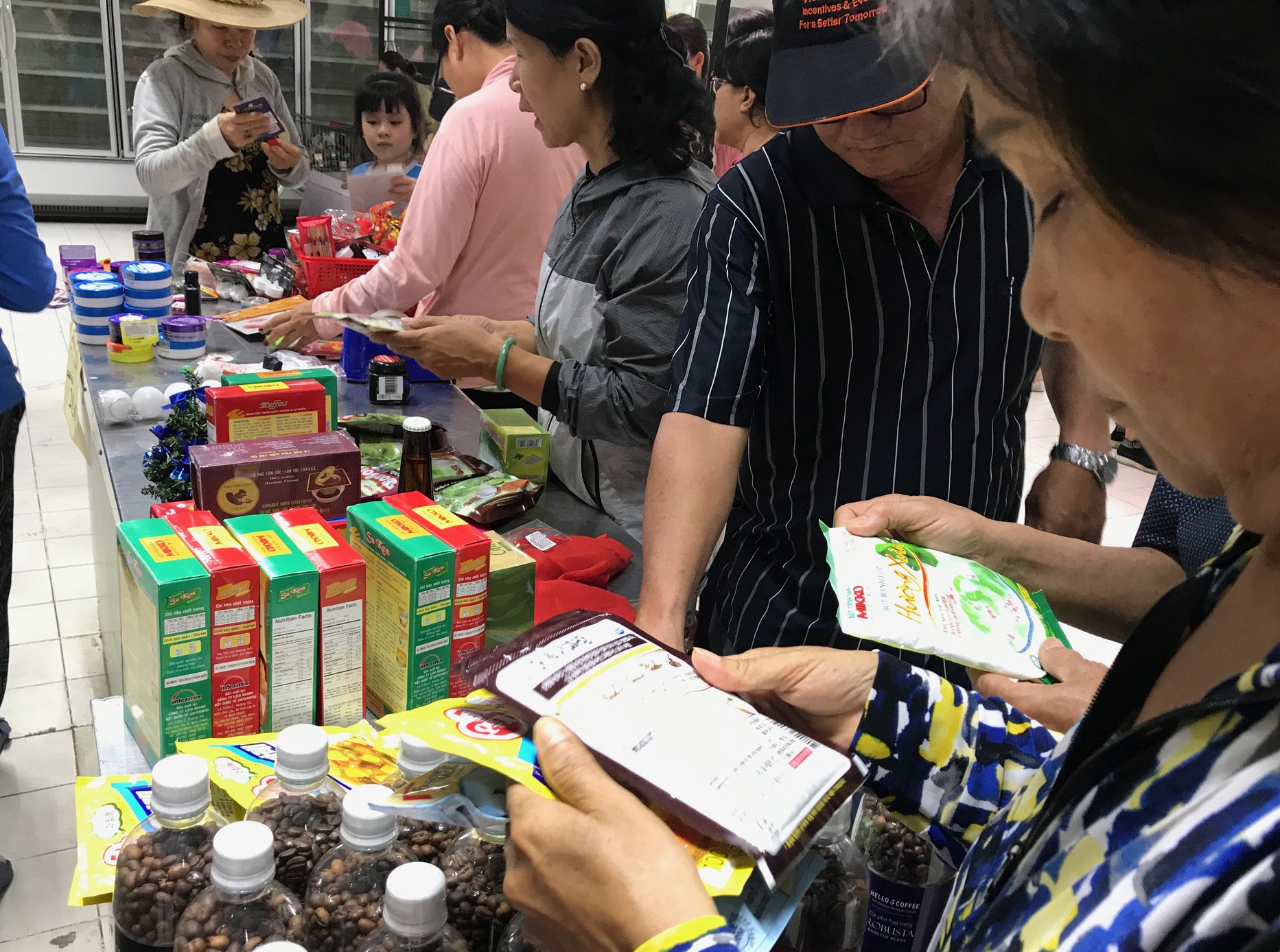Cảnh bánh kẹo, hóa mĩ phẩm ở siêu thị Auchan bị khách trộm cắp, xé bao bì trong ngày mở cửa cuối cùng trước khi rút về Pháp - Ảnh 8.