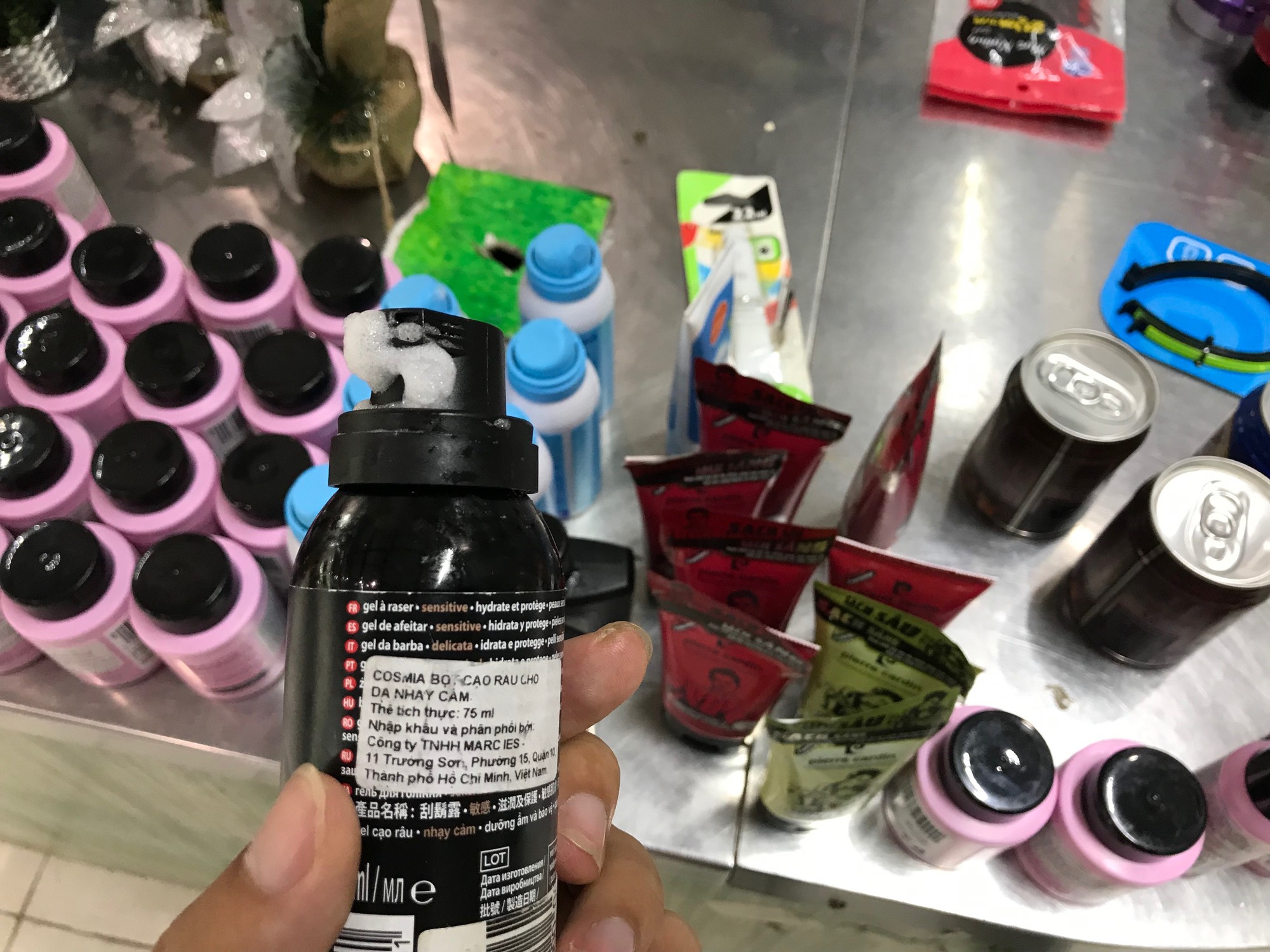 Cảnh bánh kẹo, hóa mĩ phẩm ở siêu thị Auchan bị khách trộm cắp, xé bao bì trong ngày mở cửa cuối cùng trước khi rút về Pháp - Ảnh 7.