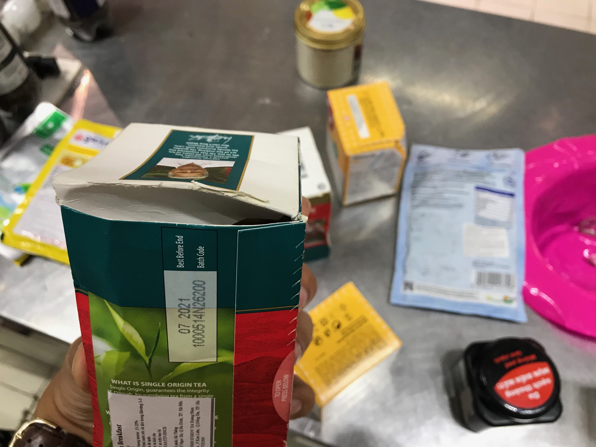 Cảnh bánh kẹo, hóa mĩ phẩm ở siêu thị Auchan bị khách trộm cắp, xé bao bì trong ngày mở cửa cuối cùng trước khi rút về Pháp - Ảnh 4.