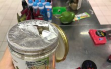 Cảnh bánh kẹo, hóa mĩ phẩm ở siêu thị Auchan bị khách trộm cắp, xé bao bì trong ngày mở cửa cuối cùng trước khi rút về Pháp