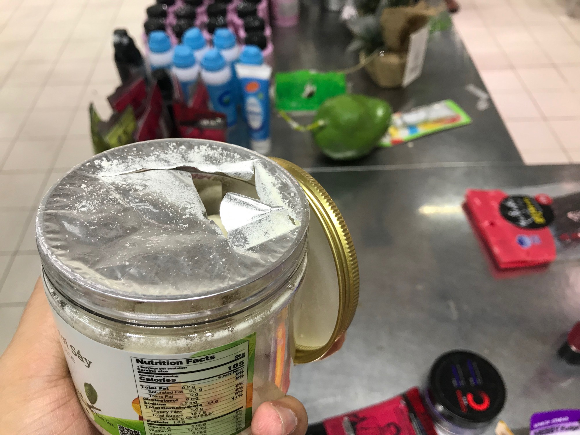 Cảnh bánh kẹo, hóa mĩ phẩm ở siêu thị Auchan bị khách trộm cắp, xé bao bì trong ngày mở cửa cuối cùng trước khi rút về Pháp - Ảnh 3.