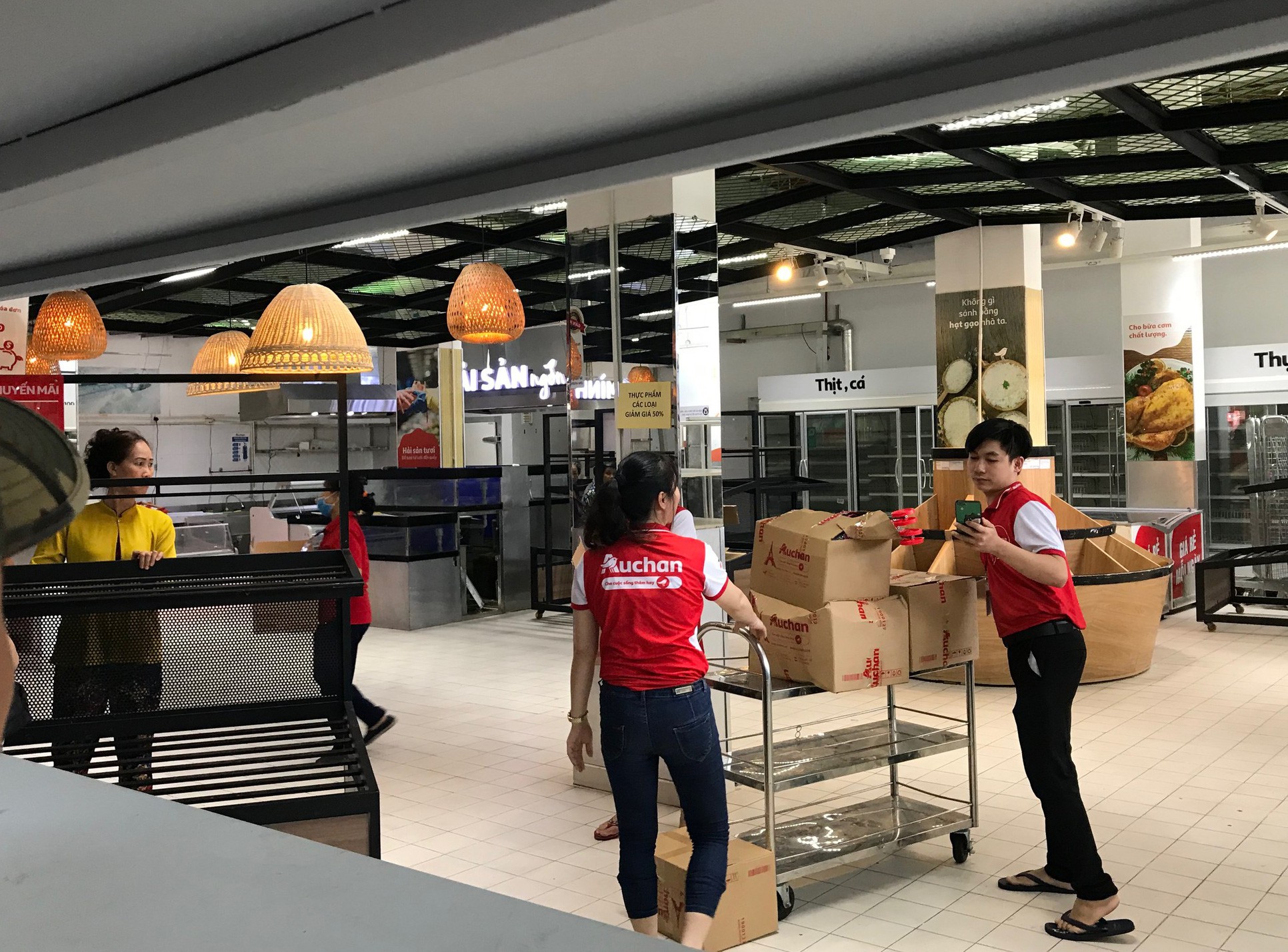 Cảnh bánh kẹo, hóa mĩ phẩm ở siêu thị Auchan bị khách trộm cắp, xé bao bì trong ngày mở cửa cuối cùng trước khi rút về Pháp - Ảnh 15.