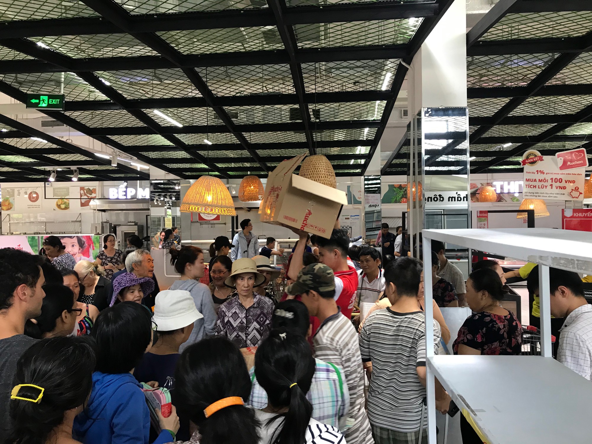 Cảnh bánh kẹo, hóa mĩ phẩm ở siêu thị Auchan bị khách trộm cắp, xé bao bì trong ngày mở cửa cuối cùng trước khi rút về Pháp - Ảnh 11.