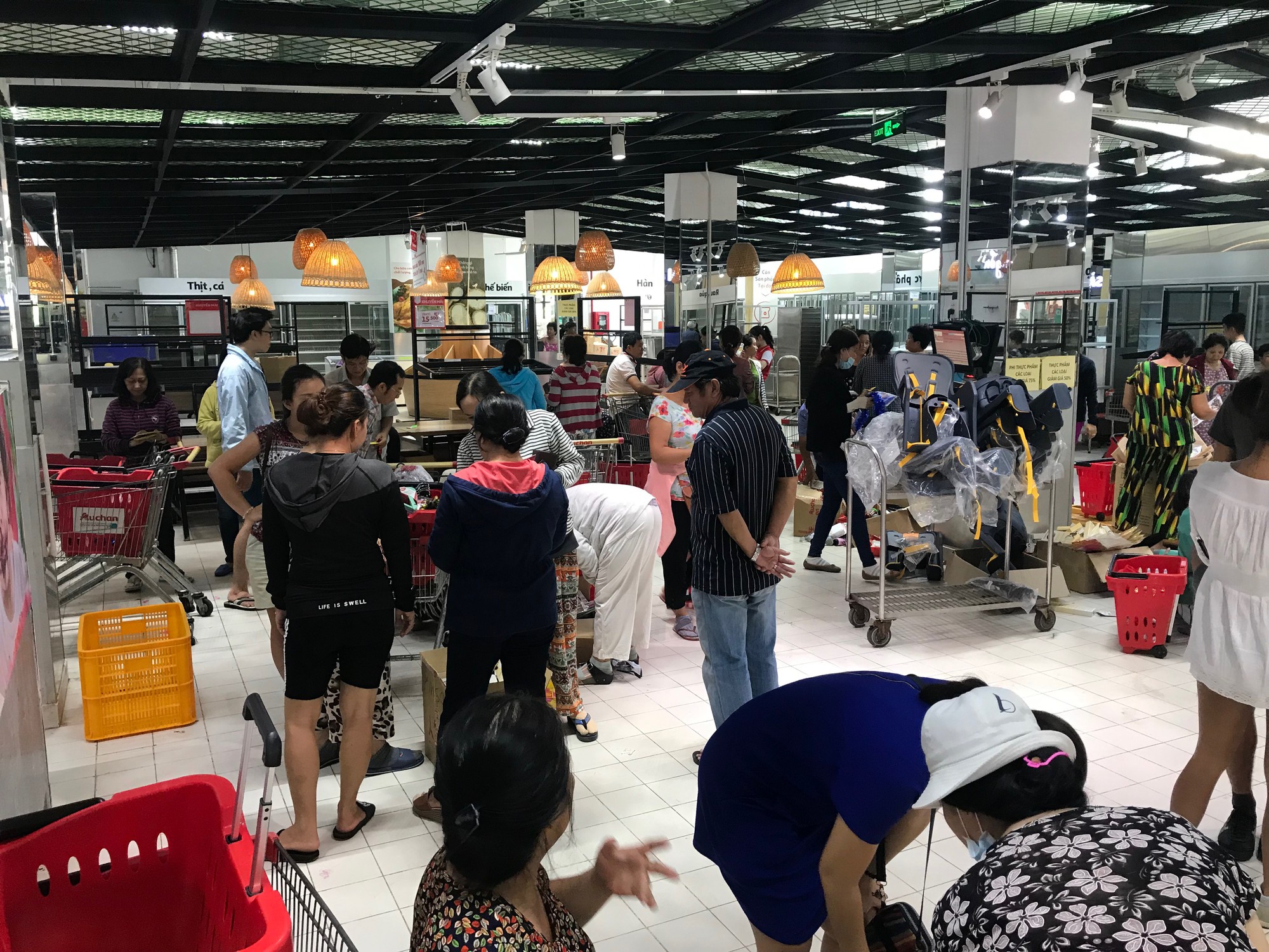 Cảnh bánh kẹo, hóa mĩ phẩm ở siêu thị Auchan bị khách trộm cắp, xé bao bì trong ngày mở cửa cuối cùng trước khi rút về Pháp - Ảnh 9.