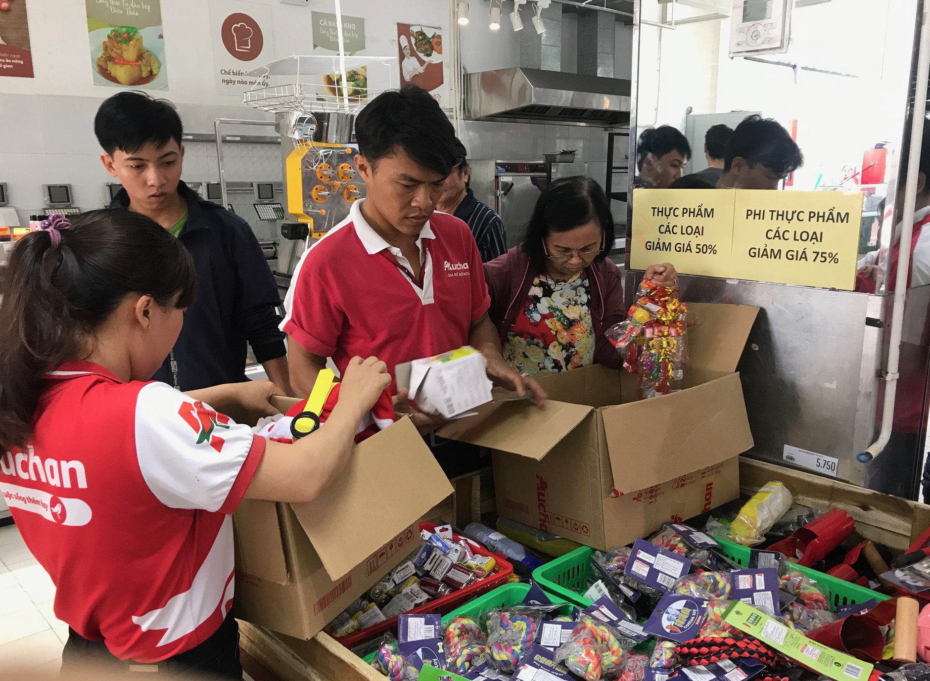 Cảnh bánh kẹo, hóa mĩ phẩm ở siêu thị Auchan bị khách trộm cắp, xé bao bì trong ngày mở cửa cuối cùng trước khi rút về Pháp - Ảnh 12.