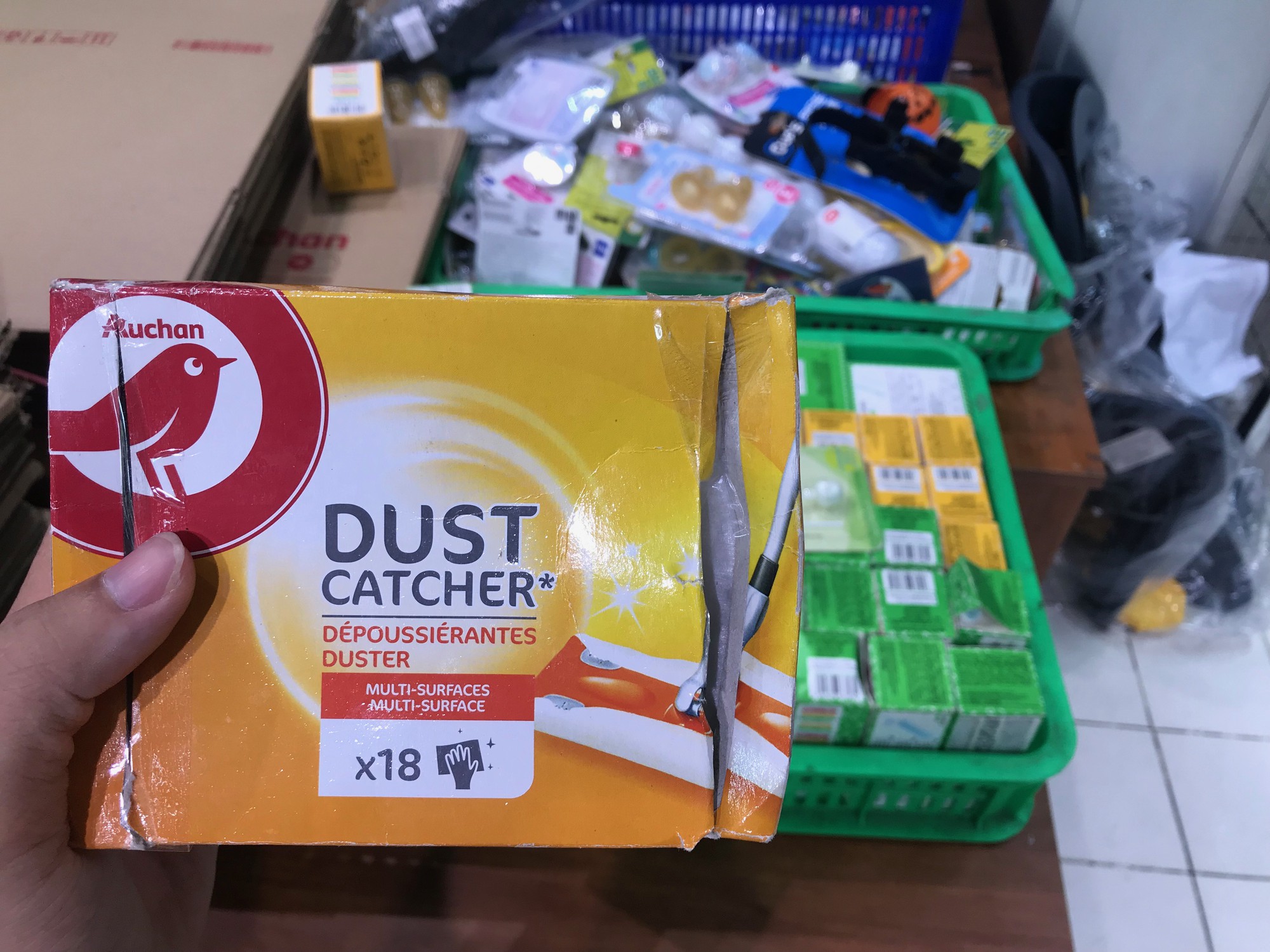 Cảnh bánh kẹo, hóa mĩ phẩm ở siêu thị Auchan bị khách trộm cắp, xé bao bì trong ngày mở cửa cuối cùng trước khi rút về Pháp - Ảnh 5.