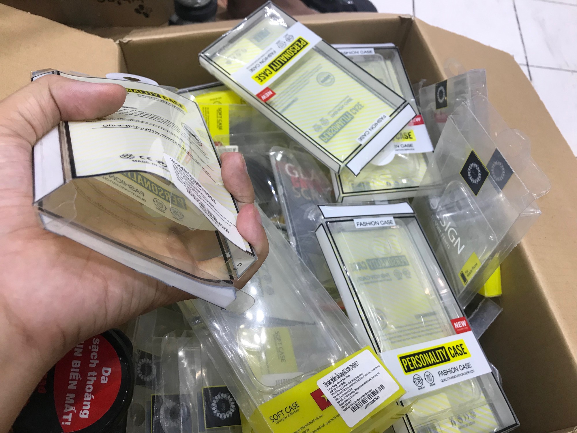 Cảnh bánh kẹo, hóa mĩ phẩm ở siêu thị Auchan bị khách trộm cắp, xé bao bì trong ngày mở cửa cuối cùng trước khi rút về Pháp - Ảnh 6.