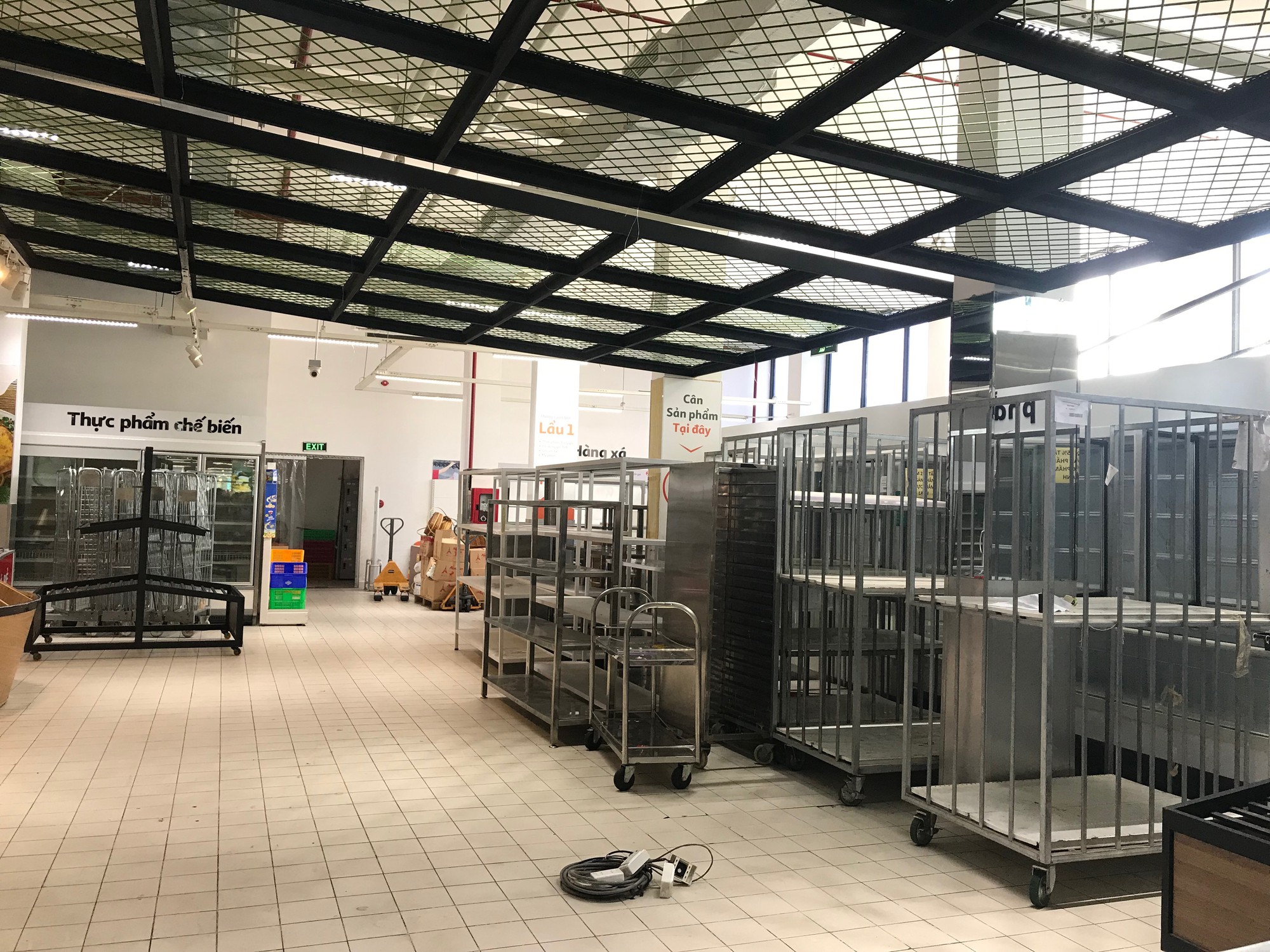Cảnh bánh kẹo, hóa mĩ phẩm ở siêu thị Auchan bị khách trộm cắp, xé bao bì trong ngày mở cửa cuối cùng trước khi rút về Pháp - Ảnh 14.
