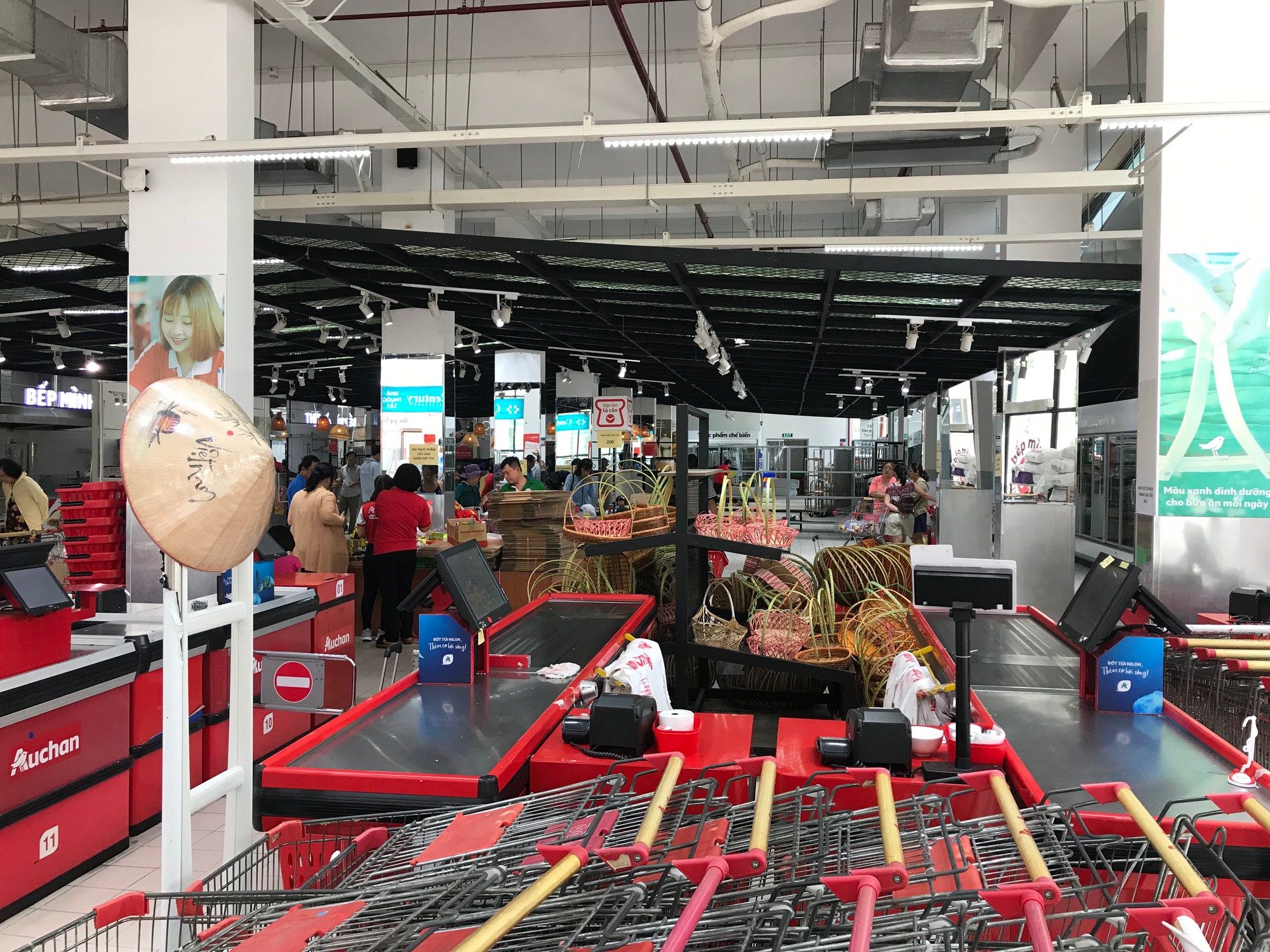 Cảnh bánh kẹo, hóa mĩ phẩm ở siêu thị Auchan bị khách trộm cắp, xé bao bì trong ngày mở cửa cuối cùng trước khi rút về Pháp - Ảnh 10.