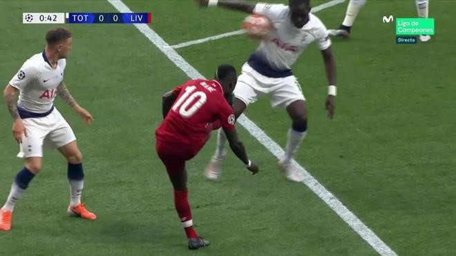 Bùng nổ tranh cãi quả penalty của Liverpool ở Champions League - Ảnh 1. Bùng nổ tranh cãi quả penalty của Liverpool ở Champions League - Ảnh 1.