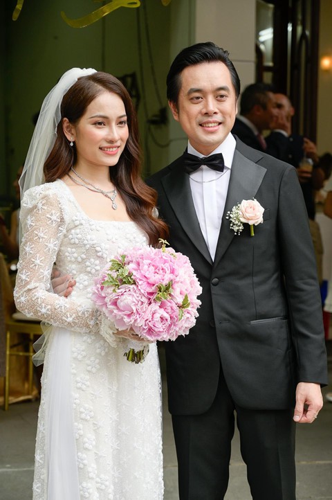 Dương Khắc Linh trao nhẫn kim cương cho Sara Lưu trong lễ rước dâu - Ảnh 1. Dương Khắc Linh trao nhẫn kim cương cho Sara Lưu trong lễ rước dâu - Ảnh 1.