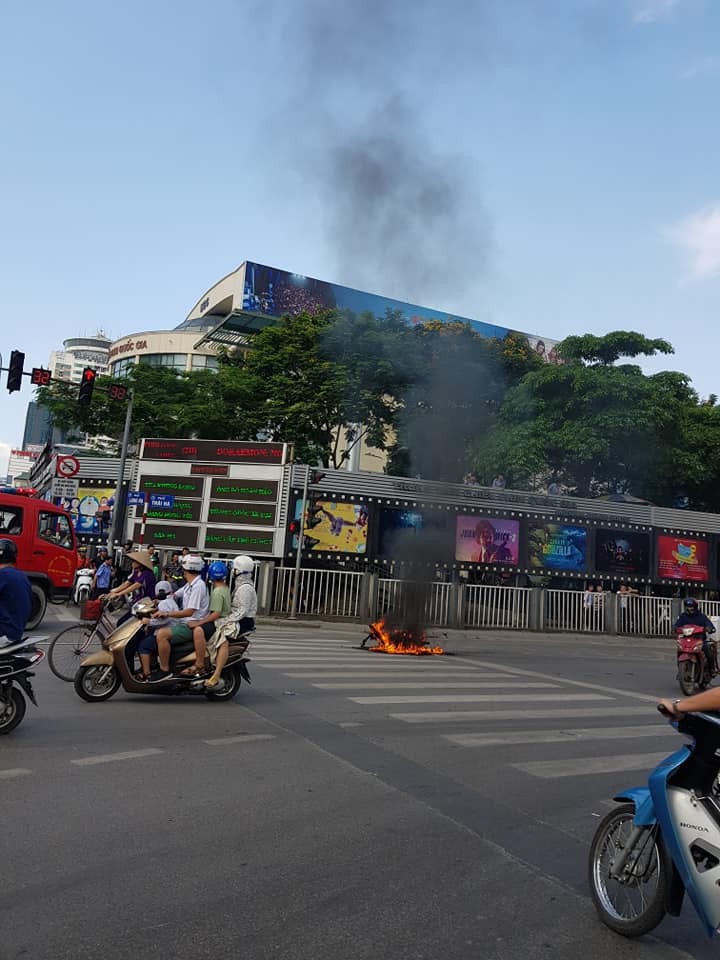 Hà Nội: Nắng nóng, xe máy bỗng bốc cháy dữ dội khi đang lưu thông trên đường - Ảnh 1. Hà Nội: Nắng nóng, xe máy bỗng bốc cháy dữ dội khi đang lưu thông trên đường - Ảnh 1.