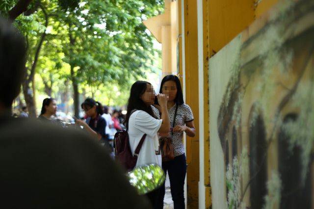 Hà Nội: Nhớ nhầm giờ, nữ sinh lỡ hẹn với bài thi Toán vào lớp 10 - Ảnh 1. Hà Nội: Nhớ nhầm giờ, nữ sinh lỡ hẹn với bài thi Toán vào lớp 10 - Ảnh 1.