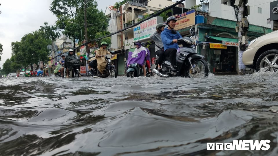 Mưa như trút nước, nhiều tuyến đường tại TP HCM lại biến thành sông - Ảnh 1. Mưa như trút nước, nhiều tuyến đường tại TP HCM lại biến thành sông - Ảnh 1.