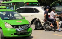 Bentley Bentayga độ Mansory bị 'gãy chân' sau từng được định giá 20 tỉ đồng khiến tài xế taxi phải lo lắng