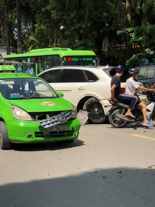 Tài xế tung clip bóc lỗi sai vụ siêu xe Bentley Bentayga va chạm taxi trên phố Hà Nội - Ảnh 1. Tài xế tung clip bóc lỗi sai vụ siêu xe Bentley Bentayga va chạm taxi trên phố Hà Nội - Ảnh 1.