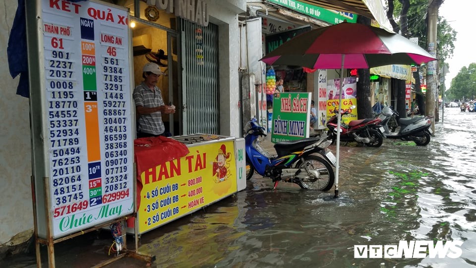 Mưa như trút nước, nhiều tuyến đường tại TP HCM lại biến thành sông - Ảnh 10. Mưa như trút nước, nhiều tuyến đường tại TP HCM lại biến thành sông - Ảnh 10.