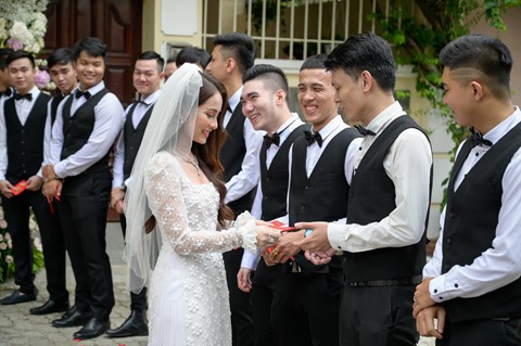 Dương Khắc Linh trao nhẫn kim cương cho Sara Lưu trong lễ rước dâu - Ảnh 2. Dương Khắc Linh trao nhẫn kim cương cho Sara Lưu trong lễ rước dâu - Ảnh 2.