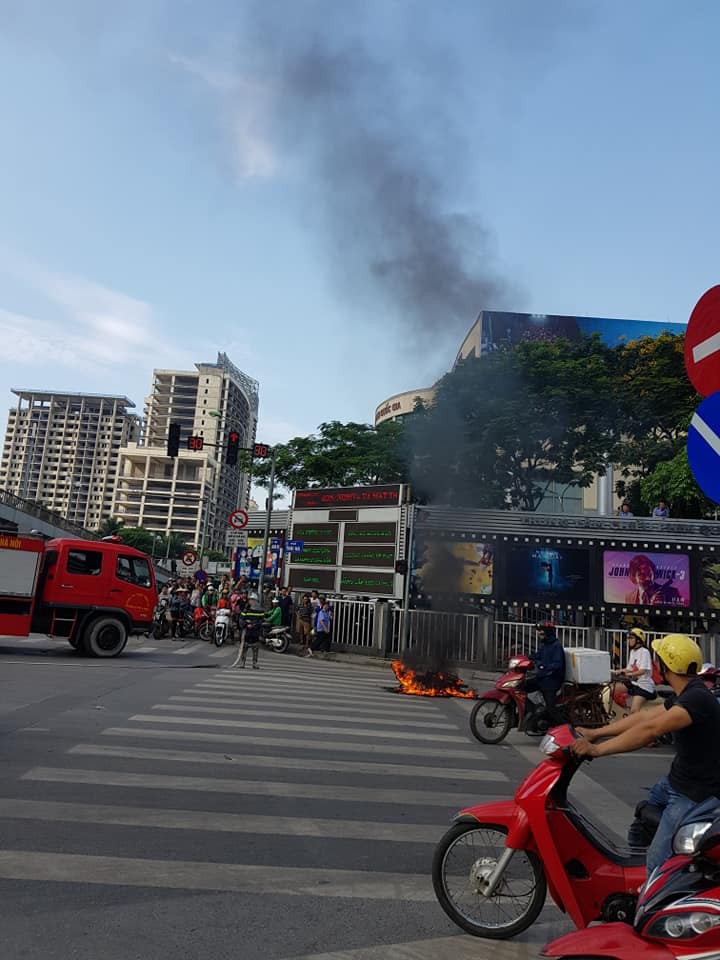 Hà Nội: Nắng nóng, xe máy bỗng bốc cháy dữ dội khi đang lưu thông trên đường - Ảnh 2. Hà Nội: Nắng nóng, xe máy bỗng bốc cháy dữ dội khi đang lưu thông trên đường - Ảnh 2.