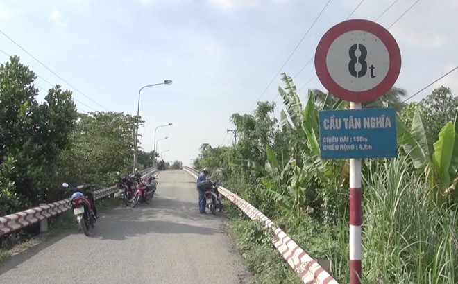 Cầu 8 tấn, xe tải chở khoảng 30 tấn không sập mới lạ - Ảnh 3. Cầu 8 tấn, xe tải chở khoảng 30 tấn không sập mới lạ - Ảnh 3.
