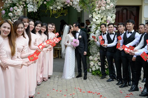 Dương Khắc Linh trao nhẫn kim cương cho Sara Lưu trong lễ rước dâu - Ảnh 3. Dương Khắc Linh trao nhẫn kim cương cho Sara Lưu trong lễ rước dâu - Ảnh 3.