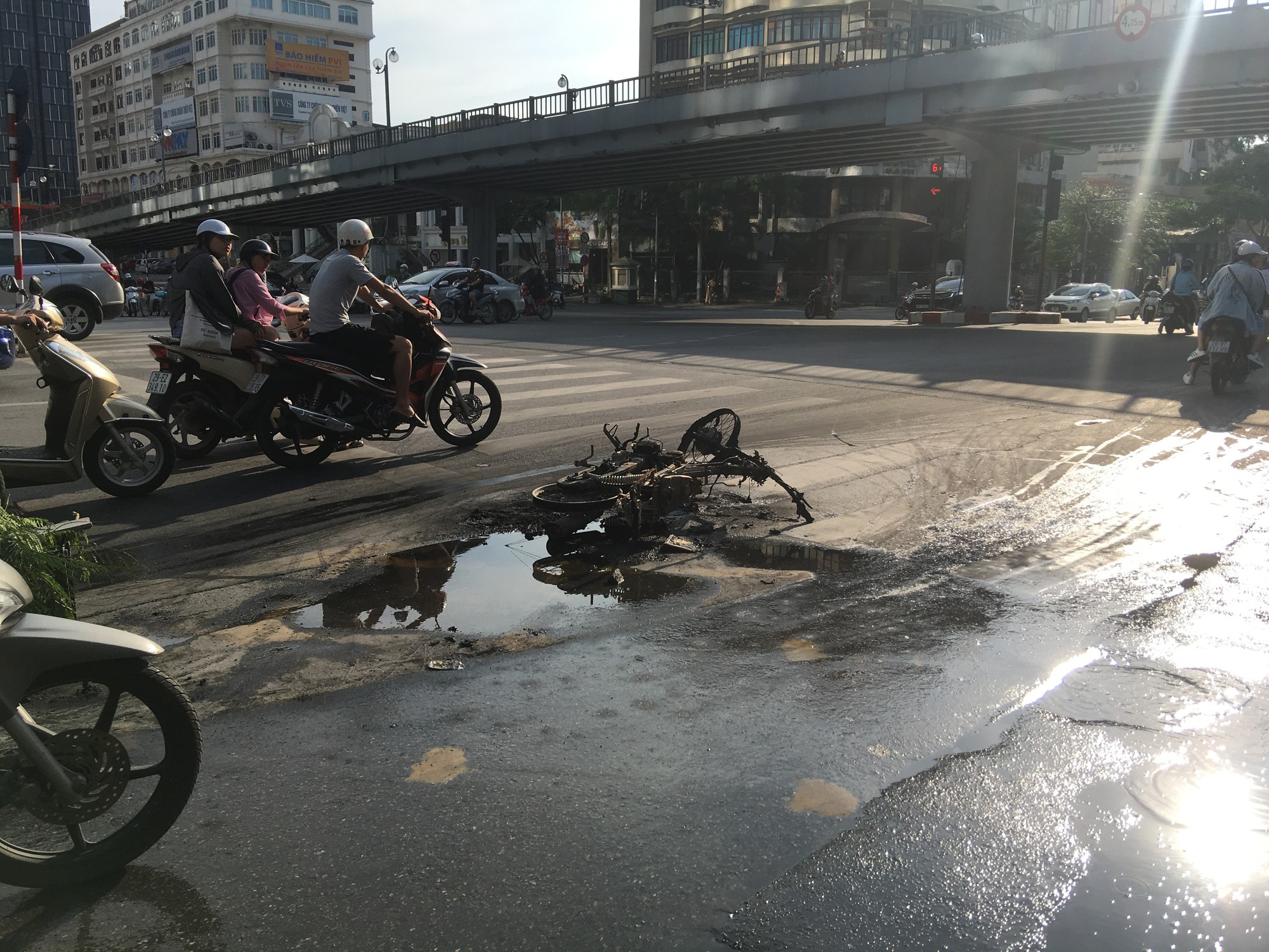 Hà Nội: Nắng nóng, xe máy bỗng bốc cháy dữ dội khi đang lưu thông trên đường - Ảnh 3. Hà Nội: Nắng nóng, xe máy bỗng bốc cháy dữ dội khi đang lưu thông trên đường - Ảnh 3.