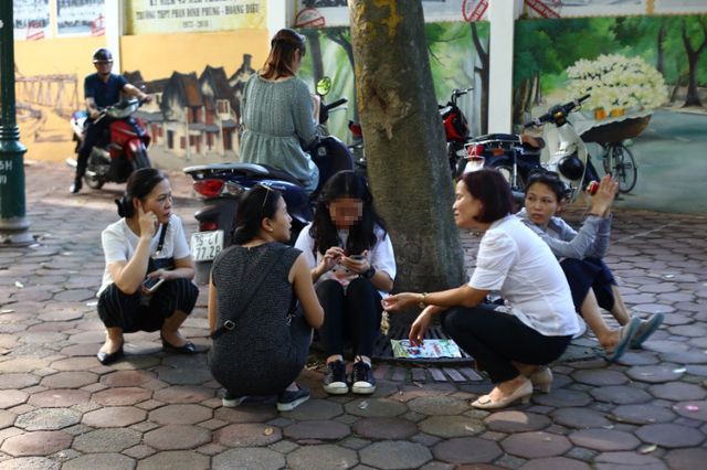 Hà Nội: Nhớ nhầm giờ, nữ sinh lỡ hẹn với bài thi Toán vào lớp 10 - Ảnh 3. Hà Nội: Nhớ nhầm giờ, nữ sinh lỡ hẹn với bài thi Toán vào lớp 10 - Ảnh 3.