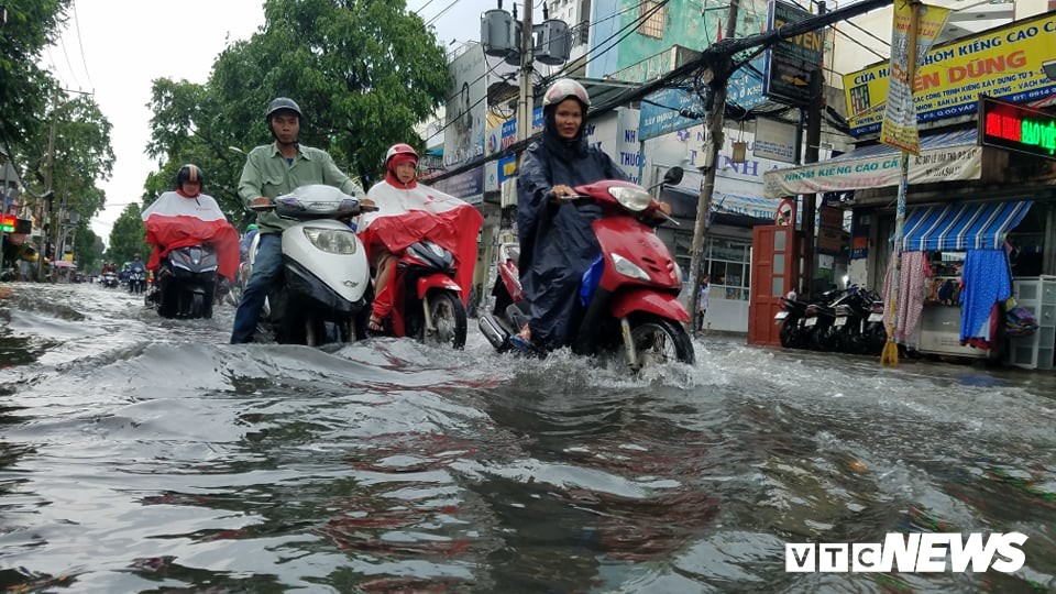 Mưa như trút nước, nhiều tuyến đường tại TP HCM lại biến thành sông - Ảnh 3. Mưa như trút nước, nhiều tuyến đường tại TP HCM lại biến thành sông - Ảnh 3.