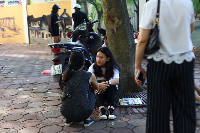 Hà Nội: Nhớ nhầm giờ, nữ sinh lỡ hẹn với bài thi Toán vào lớp 10 - Ảnh 4. Hà Nội: Nhớ nhầm giờ, nữ sinh lỡ hẹn với bài thi Toán vào lớp 10 - Ảnh 4.