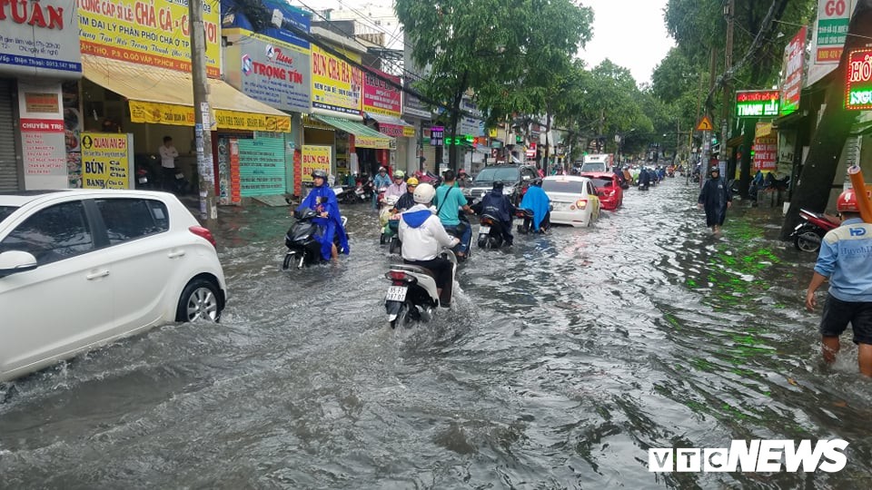 Mưa như trút nước, nhiều tuyến đường tại TP HCM lại biến thành sông - Ảnh 5. Mưa như trút nước, nhiều tuyến đường tại TP HCM lại biến thành sông - Ảnh 5.