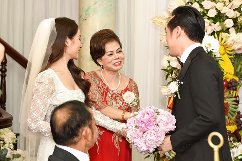 Dương Khắc Linh trao nhẫn kim cương cho Sara Lưu trong lễ rước dâu - Ảnh 6. Dương Khắc Linh trao nhẫn kim cương cho Sara Lưu trong lễ rước dâu - Ảnh 6.