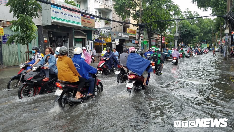 Mưa như trút nước, nhiều tuyến đường tại TP HCM lại biến thành sông - Ảnh 6. Mưa như trút nước, nhiều tuyến đường tại TP HCM lại biến thành sông - Ảnh 6.