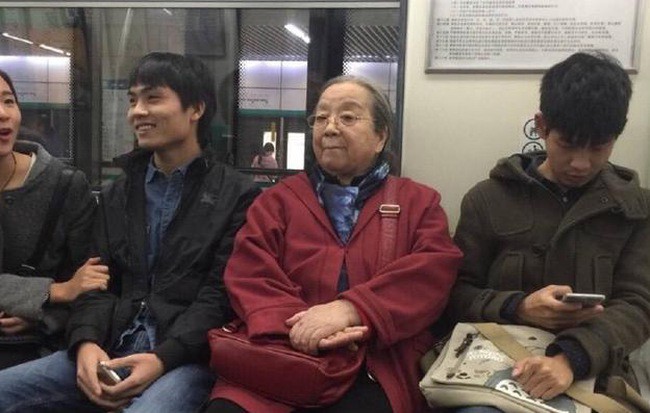 Dung Ma Ma Lý Minh Khải: Nhân vật bị ghét nhất Hoàn Châu cách cách và những điều ít biết về người phụ nữ hiền lương ngoài đời thực - Ảnh 6. Dung Ma Ma Lý Minh Khải: Nhân vật bị ghét nhất Hoàn Châu cách cách và những điều ít biết về người phụ nữ hiền lương ngoài đời thực - Ảnh 6.