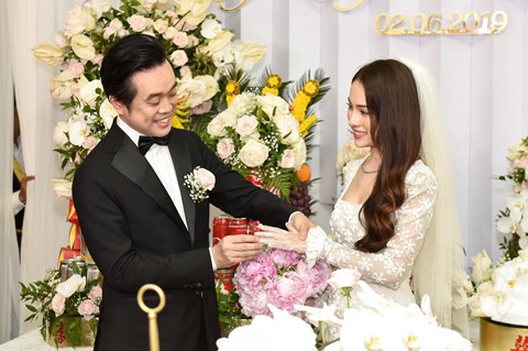 Dương Khắc Linh trao nhẫn kim cương cho Sara Lưu trong lễ rước dâu - Ảnh 7. Dương Khắc Linh trao nhẫn kim cương cho Sara Lưu trong lễ rước dâu - Ảnh 7.