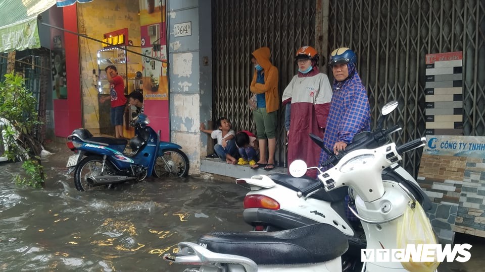 Mưa như trút nước, nhiều tuyến đường tại TP HCM lại biến thành sông - Ảnh 7. Mưa như trút nước, nhiều tuyến đường tại TP HCM lại biến thành sông - Ảnh 7.