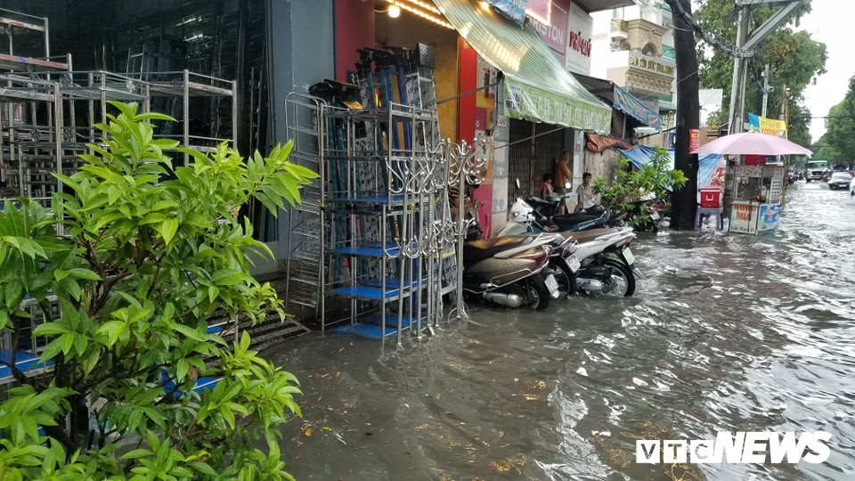 Mưa như trút nước, nhiều tuyến đường tại TP HCM lại biến thành sông - Ảnh 8. Mưa như trút nước, nhiều tuyến đường tại TP HCM lại biến thành sông - Ảnh 8.