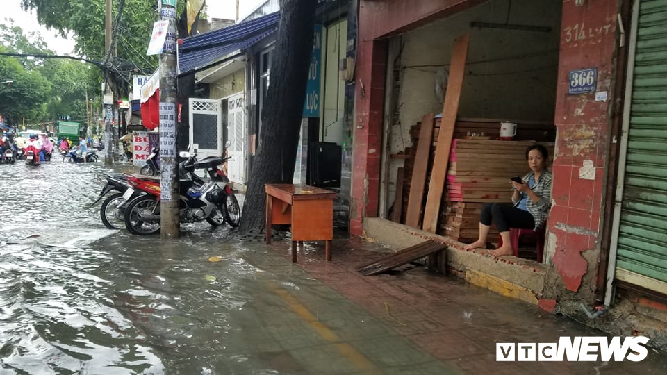Mưa như trút nước, nhiều tuyến đường tại TP HCM lại biến thành sông - Ảnh 9. Mưa như trút nước, nhiều tuyến đường tại TP HCM lại biến thành sông - Ảnh 9.