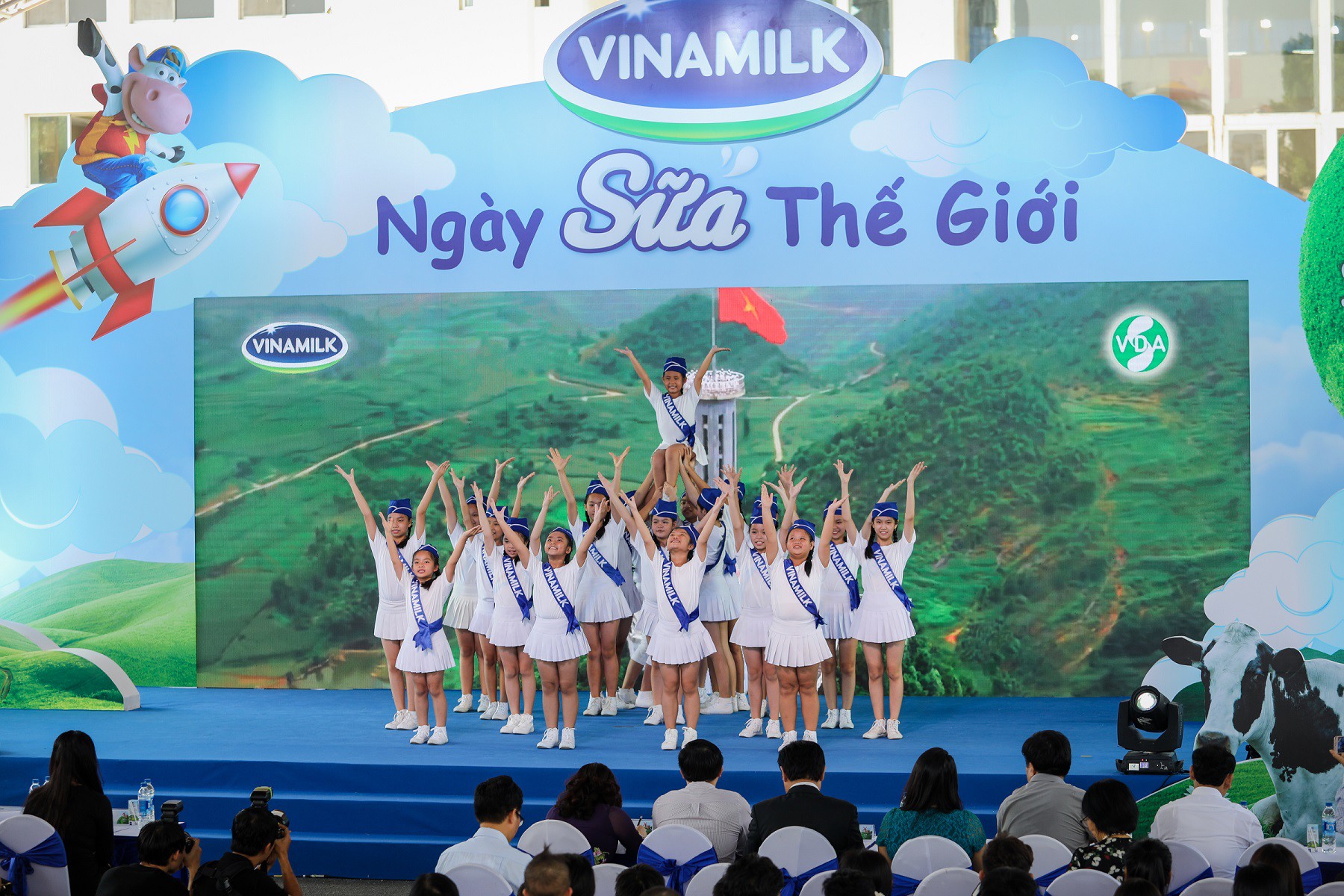 Tưng bừng chuỗi hoạt động Vì niềm vui uống sữa ở trường nhân dịp Tết thiếu nhi - Ảnh 1. Tưng bừng chuỗi hoạt động Vì niềm vui uống sữa ở trường nhân dịp Tết thiếu nhi - Ảnh 1.