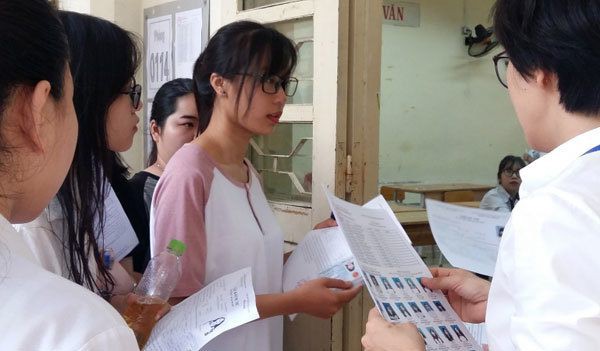 Sáng nay, hơn 166.000 học sinh Hà Nội và TP HCM thi vào lớp 10 - Ảnh 1.