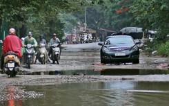 Hà Nội: Hàng loạt con đường như đầm lầy, bãi rác