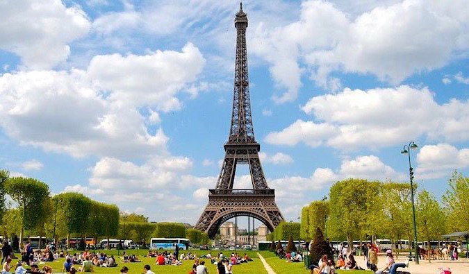 Những địa điểm du lịch bạn không thể bỏ qua khi đến Paris - Ảnh 1.