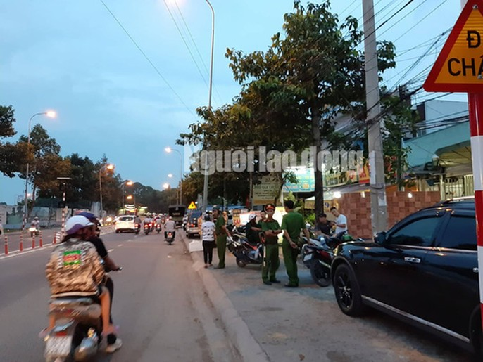 Đang khám xét nhà, công ty chủ doanh nghiệp kêu giang hồ vây xe công an - Ảnh 1. Đang khám xét nhà, công ty chủ doanh nghiệp kêu giang hồ vây xe công an - Ảnh 1.