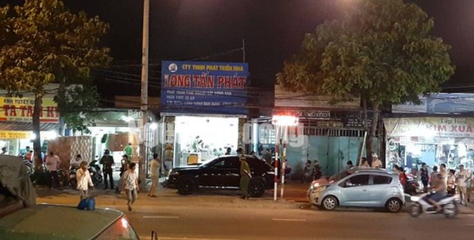 Đang khám xét nhà, công ty chủ doanh nghiệp kêu giang hồ vây xe công an - Ảnh 2. Đang khám xét nhà, công ty chủ doanh nghiệp kêu giang hồ vây xe công an - Ảnh 2.